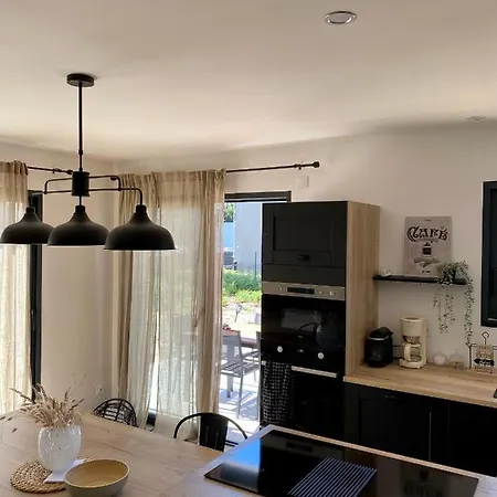 Privee Acces Piscine Konukevi 3*